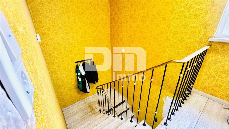 Gepflegtes Ein / Zweifamilienhaus mit Doppelgarage in begehrter Ortsrandlage von Zierenberg - OG Treppenhaus